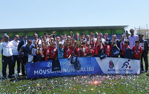 U10 winning league cup - Photogallery